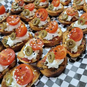 Crostini Tomate Cherry Salsa Tártara (25 o 50 uni.)
